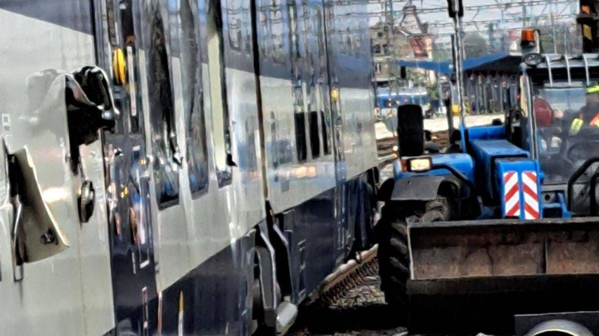 V Chebu se srazil vlak s bagrem